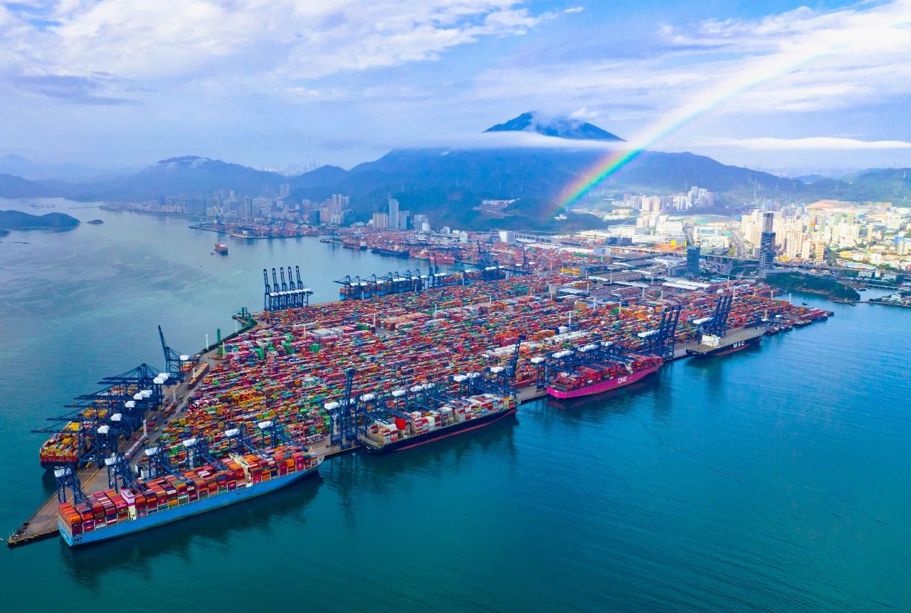 Yantian Port Makes History: Global's Largest LNG Megaship Docks!