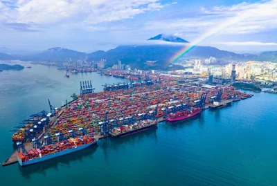 Yantian Port Makes History: Global's Largest LNG Megaship Docks!